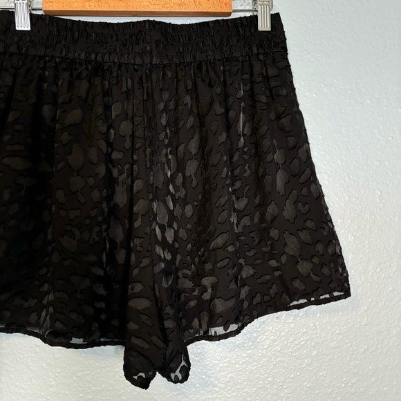 Good American Women's Midnight Black Leopard Print Satin Burnout Shorts Size 26‎ - Picture 10 of 11